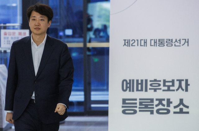 개혁신당 대선 후보인 이준석 의원이 8일 경기도 과천 중앙선거관리위원회에서 제21대 대통령선거 예비후보 등록을 마친 뒤 인터뷰를 하기 위해 이동하고 있다. 연합뉴스
