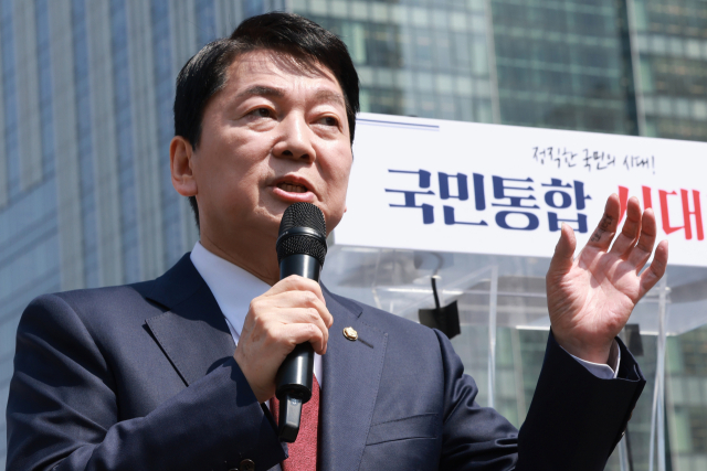 국민의힘 안철수 의원이 8일 서울 광화문광장 이순신 장군 동상 앞에서 제21대 대통령 선거 출마를 선언한 뒤 취재진 질문에 답하는 가운데 안 의원 왼손 검지에 