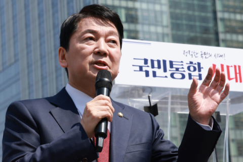 손가락에 적힌 6글자, 안철수 