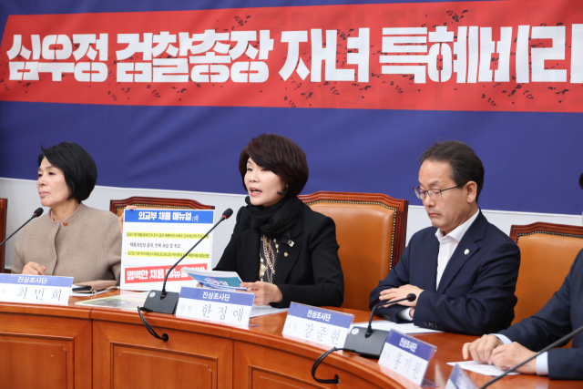 8일 서울 여의도 국회에서 열린 더불어민주당 