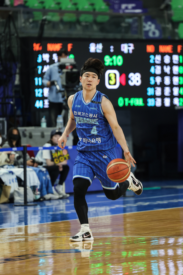 대구 한국가스공사 페가수스의 김낙현이 8일 대구에서 열린 KBL 울산 현대모비스 피버스와의 경기 도중 드리블을 시도하고 있다. KBL 제공