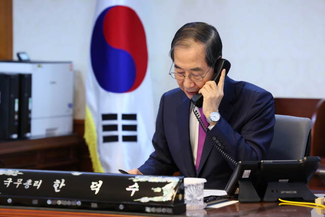 한덕수 대통령 권한대행 국무총리가 8일 정부서울청사에서 도널드 트럼프 미국 대통령과 전화 통화를 하고 있다. 연합뉴스