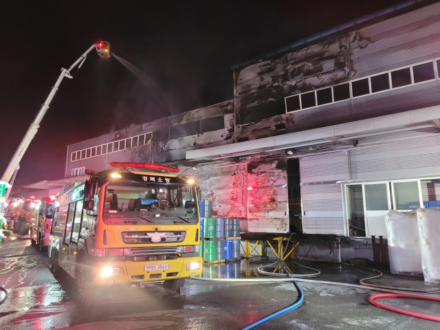 9일 오전 포항시 남구 구룡포읍 한 사료 제조 공장에서 발생한 화재를 소방대원들이 진화하고 있다. 경북소방본부 제공.