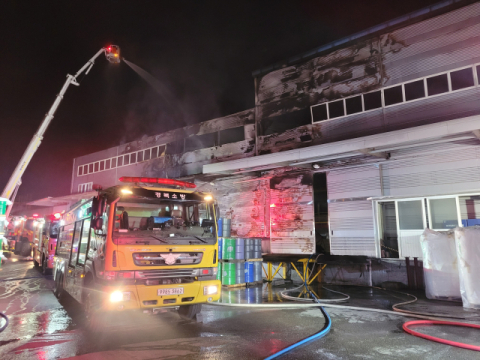 포항 구룡포 사료공장서 화재…3천900만원 상당 재산피해
