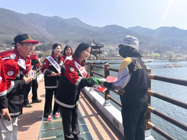 정은주(가운데) 달성군 부군수 등 달성군청 간부공무원 10여 명은 지난 8일부터 산불 취약지 등을 대상으로 산불예방 홍보에 적극 나서고 있다. 달성군 제공.