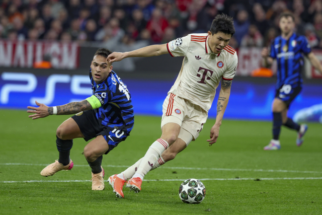 바이에른 뮌헨의 김민재가 9일 독일 뮌헨의 알리안츠 아레나에서 열린 2024-2025 UEFA UCL 8강 1차전에 출전해 인터 밀란의 라우타로 마르티네스를 따돌리며 공을 따내고 있다. 연합뉴스