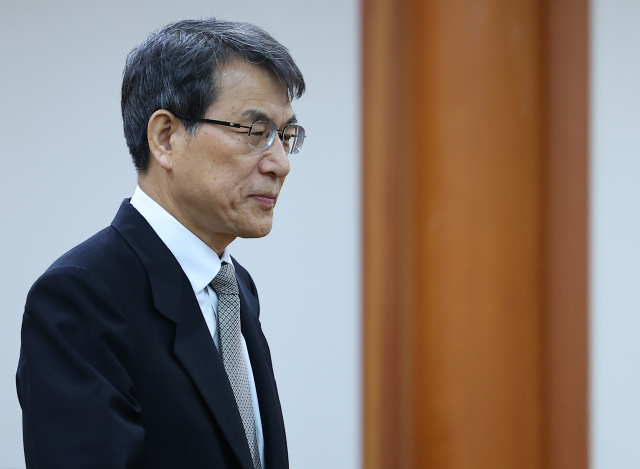 중앙선거관리위원회 노태악 위원장이 7일 경기도 과천시 중앙선관위에서 열린 전체회의에 참석하고 있다. 이날 중앙선관위는 전체회의를 통해 조기 대선 계획 및 선거 대책 등을 논의했다. 연합뉴스