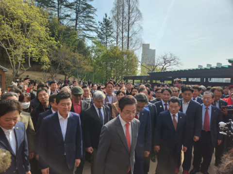 이철우 경북도지사, 박정희대통령 생가서 대선출마… 