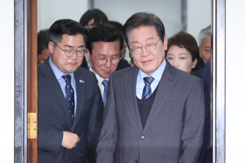 이재명, 차기 대통령 부적합 37%·적합 30%…모두 1위