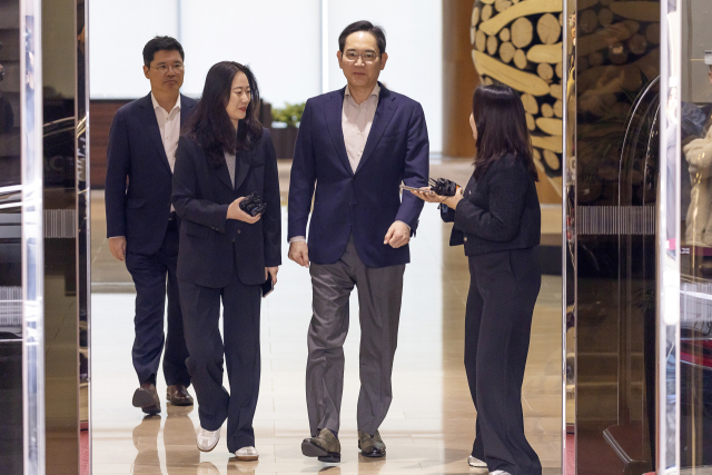 일본 출장을 마친 이재용 삼성전자 회장이 9일 강서구 서울김포비즈니스항공센터(SGBAC)를 통해 귀국하고 있다. 연합뉴스