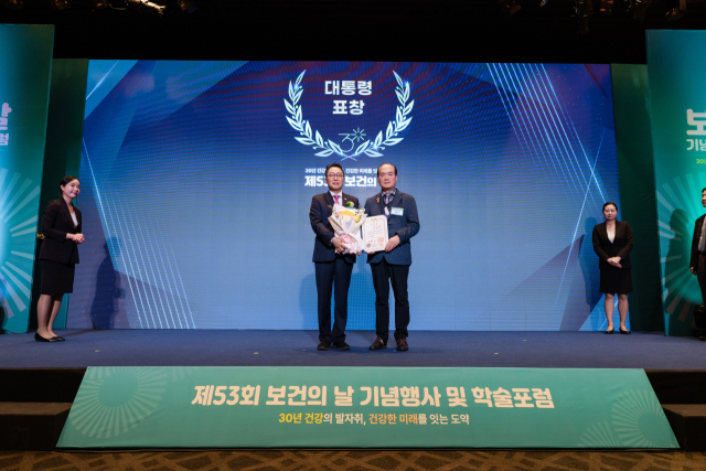 정용구 김천의료원장(오른쪽)이 제53회 보건의 날 기념식에서 대통령 표창을 수상했다. 김천의료원 제공