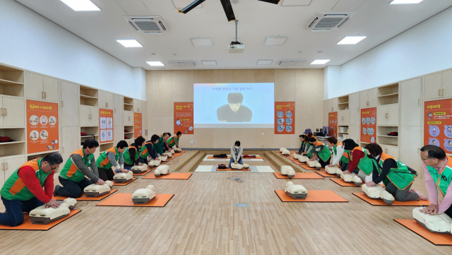 김천시는 지난 8일 경주시 안강읍에 있는 경주안전체험관에서 지역자율방재단원 80여 명을 대상으로 재난 대응 역량 강화를 위한 체험형 안전교육을 진행했다.김천시 제공