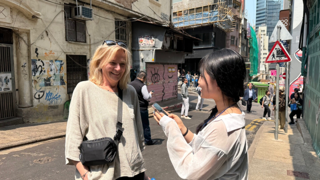 경북외국어고등학교 2학년 학생이 홍콩 일원에서 진행된 해외 프로젝트형 수학여행 프로그램에 참여해 현지에서 외국인과 인터뷰하며 비교문화연구 프로젝트를 수행하고 있다. 경북외고 제공