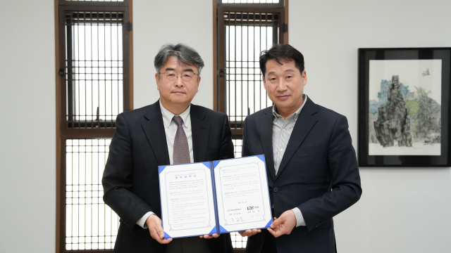 경북문화관광공사(사장 김남일,오른쪽)와 포항공대 사회문화데이터사이언스연구소(소장 배영)는 9일 관광분야 데이터 연계 활성화를 위한 업무협약을 체결했다.
