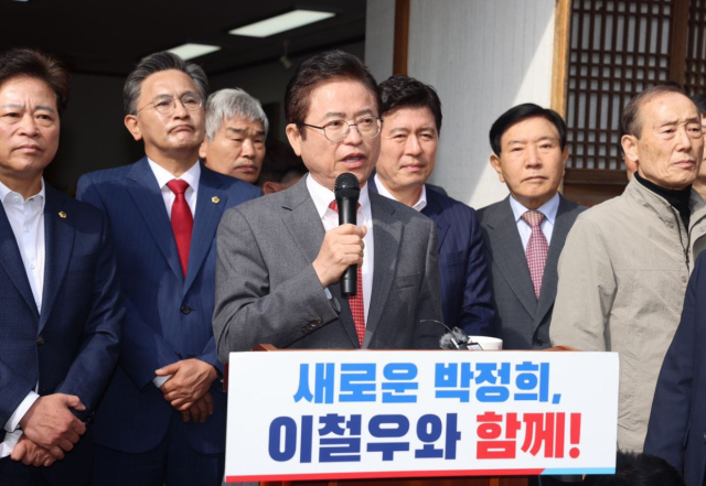 이철우 경북도지사가 9일 구미 박정희 전 대통령 생가에서 대선 출마 기자회견을 하고 있다. 이철우 측 제공