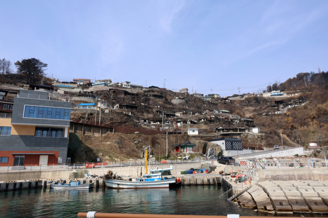 9일 경북 영덕군 영덕읍 석리 따개비마을이 지난달 번진 산불로 여기저기 타 처참한 모습을 보이고 있다. 연합뉴스