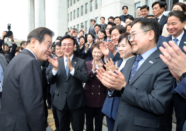 이재명 더불어민주당 대표가 9일 서울 여의도 국회에서 대표직 사퇴 후 최고위원 등 당 관계자들의 박수를 받으며 배웅을 받고 있다. 연합뉴스