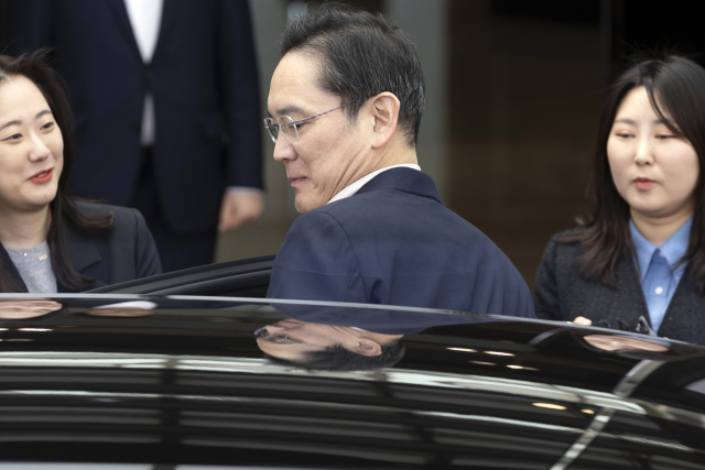 일본 출장을 마친 이재용 삼성전자 회장이 지난달 9일 강서구 서울김포비즈니스항공센터(SGBAC)를 통해 귀국하고 있다. 연합뉴스