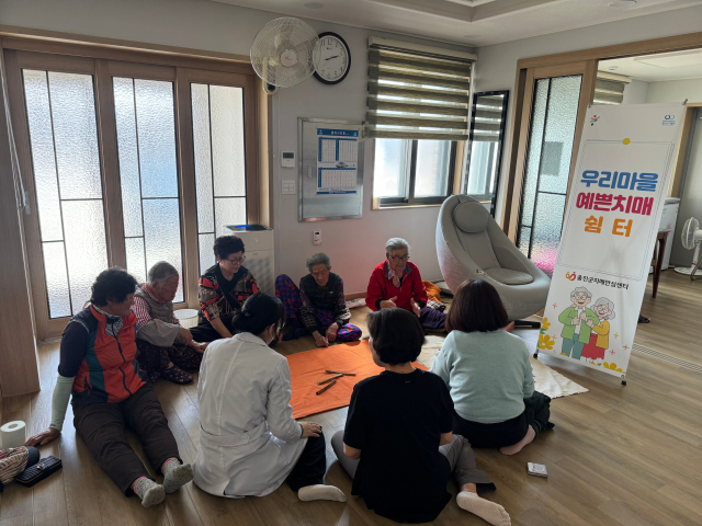 어르신들이 우리마을예쁜치매쉼터에서 치매예방 교육을 받고 있다. 울진군 제공