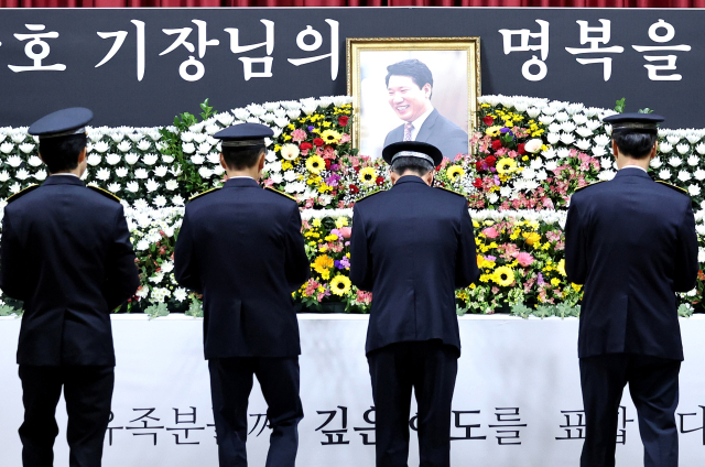 9일 대구 동구청 대회의실에 마련된 산불 진화 헬기 조종사 고 정궁호 기장 추모 분향소를 찾은 동부경찰서 직원들이 묵념하고 있다. 안성완 기자 asw0727@imaeil.com