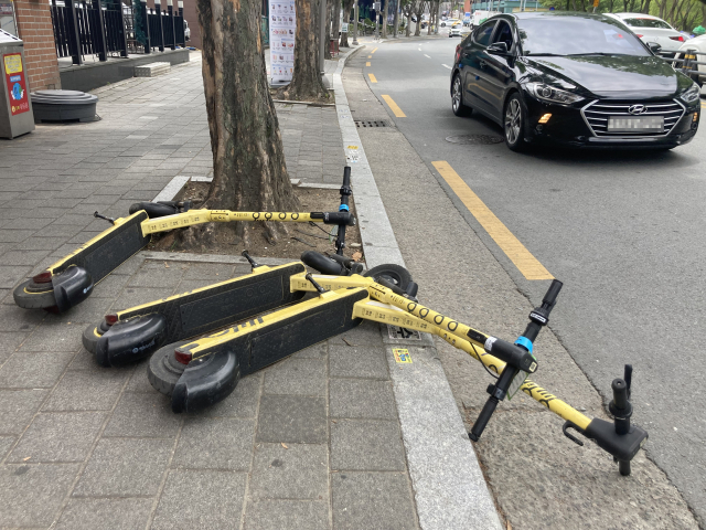 10일 대구 수성못 인근에 개인형이동장치(PM)가 차도를 침범한 상태로 놓여 있다. 대구시는 무단방치된 PM에 대한 신고관리시스템을 구축해 내년부터 운영할 예정이다. 우태욱 기자 woo@imaeil.com