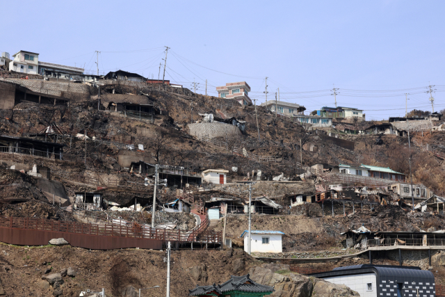 9일 경북 영덕군 영덕읍 석리 따개비마을이 지난달 번진 산불로 여기저기 타 처참한 모습을 보이고 있다. 연합뉴스