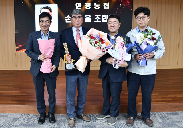 우수상을 수상한 안정농협 임직원들이 기념 사진을 촬영했다. 안정농협 제공