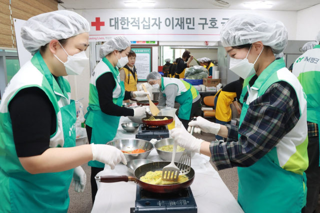 iM금융그룹이 지난 8일 경북 안동시 산불 피해로 어려움을 겪는 이재민을 지원하기 위해 그룹 임직원 봉사단인 