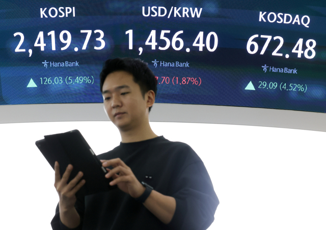 10일 오전 서울 중구 하나은행 본점 딜링룸 현황판에 코스피, 원/달러 환율, 코스닥 지수가 표시돼 있다. 연합뉴스