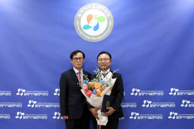 김경민 이사장(사진 왼쪽)이 신임 안재홍 본부장과 기념촬영하고 있는 모습. 밀양시 제공
