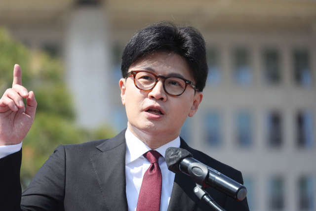 국민의힘 한동훈 전 대표가 10일 서울 여의도 국회 분수대 앞에서 대선 출마 선언을 하고 있다. 연합뉴스