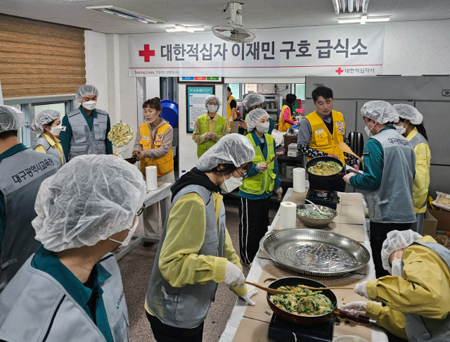 지난 9일 경북교육청과 대구교육청 공무원들이 안동 산불 피해 이재민들을 위해 안동적십자사 나눔터에서 합동으로 직접 급식을 조리하며 배식 봉사를 준비하고 있다. 경북교육청 제공