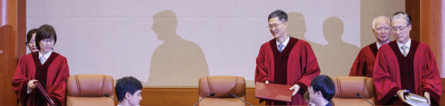 문형배 헌법재판소장 권한대행을 비롯한 헌법재판관들이 10일 서울 종로구 헌법재판소에서 열린 박성재 법무부 장관 탄핵 심판 선고가 열린 대심판정에 입장하고 있다. 연합뉴스