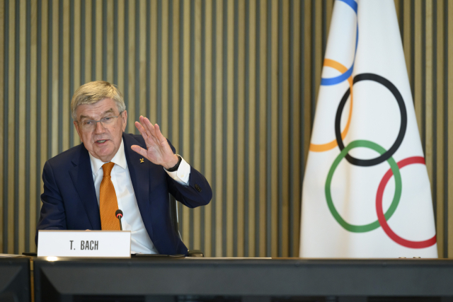 토마스 바흐 IOC 위원장이 10일 스위스 로잔에서 열린 이사회에서 발언하고 있다. 연합뉴스