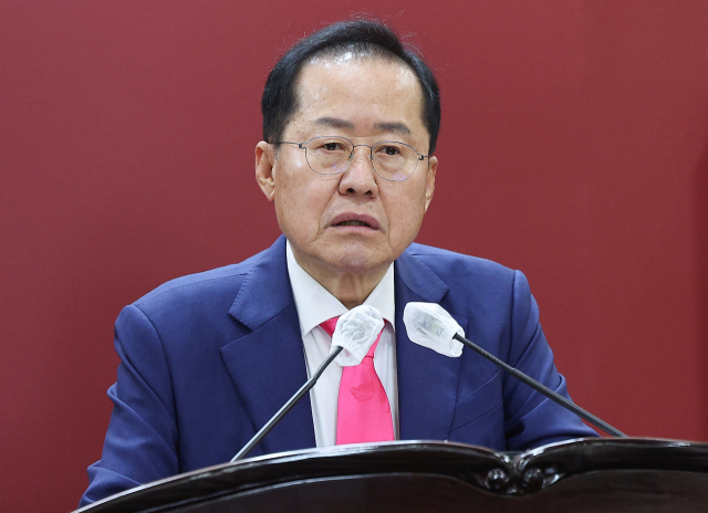 홍준표 대구시장이 10일 대구시의회에서 퇴임 인사를 하고 있다. 연합뉴스