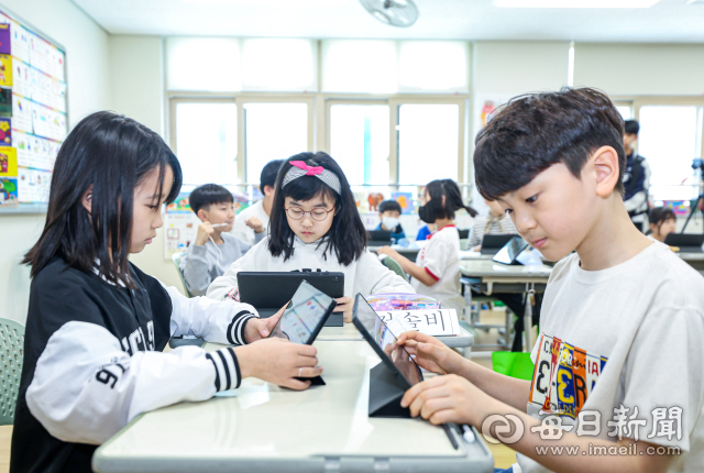 10일 대구 달성군 가창면 용계초등학교에서 열린 인공지능디지털교과서(AIDT) 공개수업에서 초등생들이 AI 교과서로 공부하고 있다. 정부는 올해부터 디지털 기반 교육혁신의 일환으로 AIDT를전면 도입해 인공지능을 활용, 학생들의 학습 수준을 분석하고 맞춤형 교육을 제공하고 있다. 안성완 기자 asw0727@imaeil.com