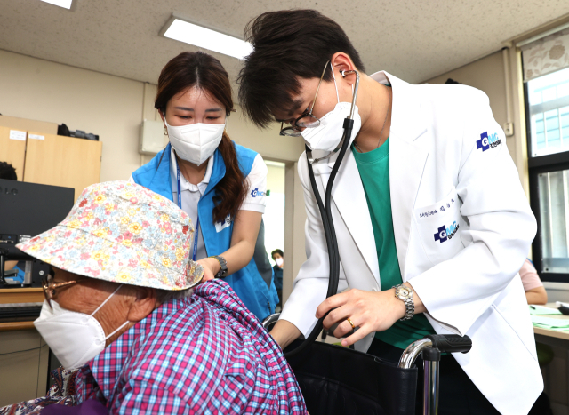 10일 의성군 점곡면 점곡보건지소에 마련된 현장진료소에서 의료진들이 산불 피해 주민들과 이재민들에게 진료를 제공하고 있다. 의성군 제공.
