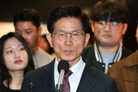 김문수, 전태일 기념관 찾아…