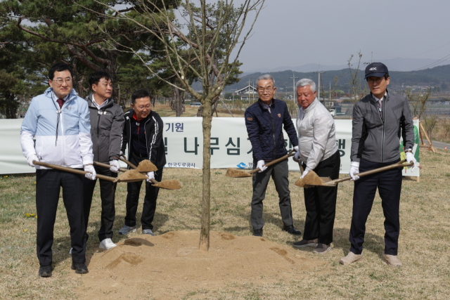 한국도로공사와 경북도, 경주시 관계자들이 지난 9일 경부고속도로 경주나들목에 나무를 심고 있다. 한국도로공사 제공
