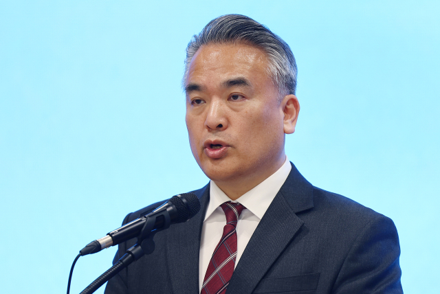 대한의사협회 김성근 대변인이 8일 서울 용산구 의협회관에서 현안 관련 언론 브리핑을 하고 있다. 의협은 
