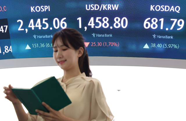 10일 서울 중구 하나은행 본점 딜링룸 현황판에 코스피, 원/달러 환율, 코스닥 지수가 표시돼 있다. 연합뉴스