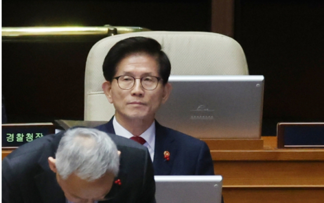 김문수 전 고용노동부 장관이 지난해 12월 11일 긴급현안질문에서 더불어민주당 서영교 의원의 사과요구를 거부한 채 다른 국무위원들과 달리 자리에 앉아 있다. 연합뉴스