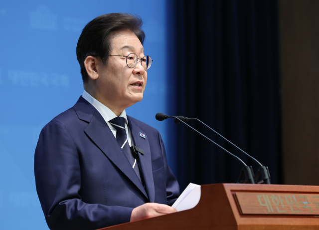 더불어민주당 이재명 전 대표가 11일 서울 여의도 국회 소통관에서 집권 청사진 등을 소개하는 