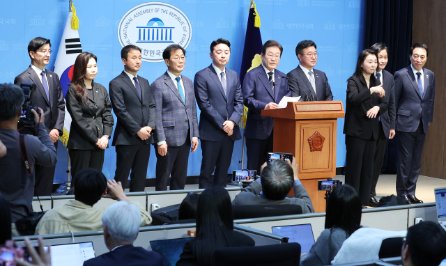 더불어민주당 대선 경선에 출마한 이재명 예비후보가 11일 서울 여의도 국회 소통관에서 열린 