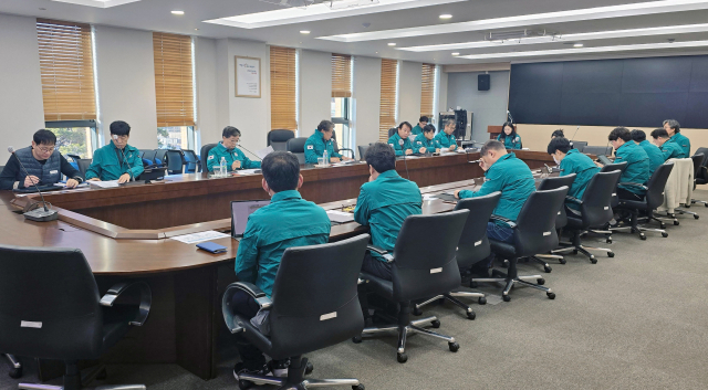 이재혁 경북개발공사 사장이 경북 북동부 산불 피해 지역에 대한 복구를 지원하고자 간부들과 함께 지원계획에 대한 대책 회의를 진행하고 있다. 경북개발공사 제공