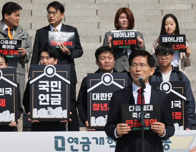 대선 출마를 선언한 김문수 전 고용노동부 장관이 11일 서울 여의도 국회 본청 계단 앞에서 열린 연금개혁청년행동 주최 