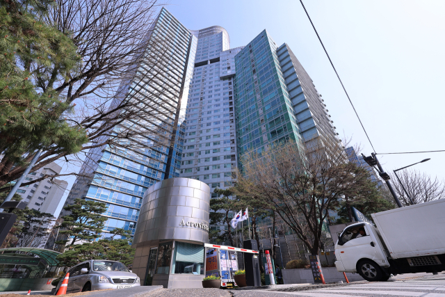 헌법재판소가 윤석열 전 대통령의 파면을 선고한 4일 윤 전 대통령의 사저가 있는 서울 서초구 아크로비스타의 모습. 연합뉴스