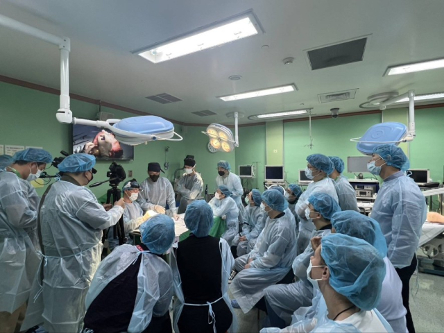 배성근 비엘성형외과의원 원장이 집도한 라이브서저리 장면. 비엘성형외과의원 제공.