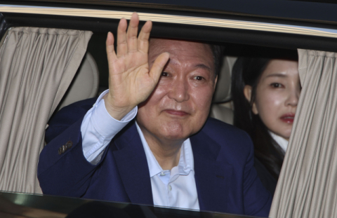 [속보] 尹 전 대통령, 지지자들과 포옹·악수하며 한남동 관저 퇴거…886일 만