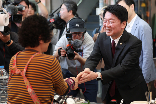 국민의힘 안철수 의원이 11일 대구 중구 서문시장을 찾아 상인과 인사하고 있다. 연합뉴스